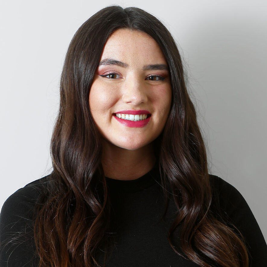 MARIE – Expert Stylistin, Color Master & Extensions Spezialistin Expertin für Haarschnitte, Strähnen, Balayage, moderne Haarfarben, Haarverlängerung (Extensions), Brautstyling und Make-up. Bietet zusätzlich Beratung in Gebärdensprache und steht für individuelle Typberatung und präzise Ergebnisse.