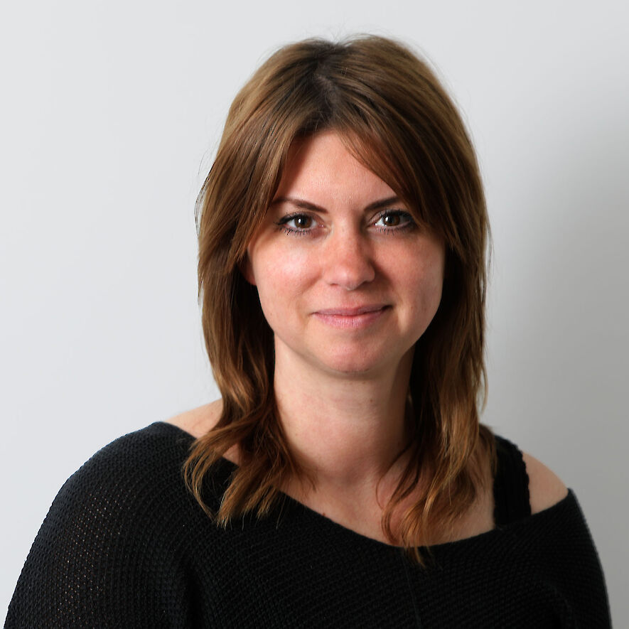 SABRINA – Expert Stylistin, Color Master & Zweithaarspezialistin Expertin für Haarschnitte, Strähnen, Balayage, moderne Haarfarben und professionelles Zweithaar. Bekannt für präzises Arbeiten, individuelle Typberatung und natürlich wirkende Ergebnisse.