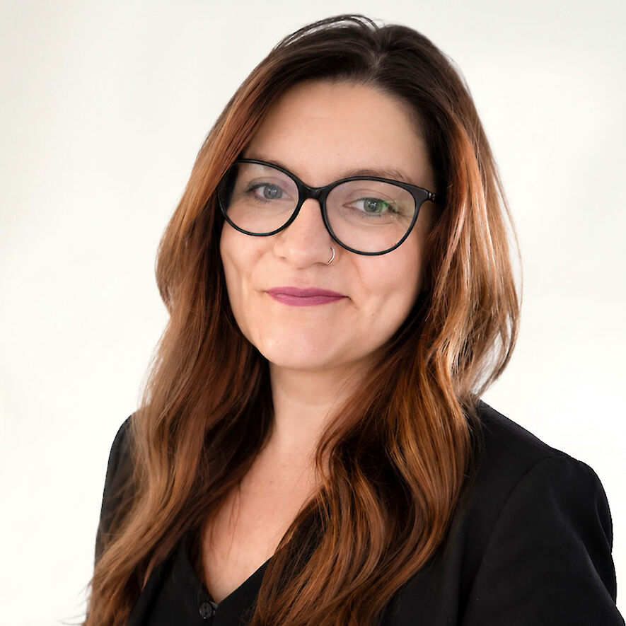STEPHANIE – Expert Stylist, Friseurmeisterin. Expertin für moderne Haarschnitte, Styling und individuelle Typberatung. Mit über 20 Jahren Erfahrung begeistert sie durch Präzision, Herzlichkeit und ihr Gespür für Trends.