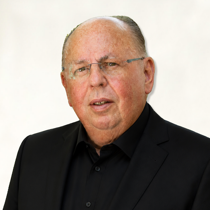 WILLI – FRISEURMEISTER  | Service Management. Unser Mann für alles im Hintergrund – als Hausmeister und Allrounder sorgt er dafür, dass im Salon alles läuft. Mit Erfahrung, Ruhe und viel Engagement ist er ein unverzichtbarer Teil des Teams.