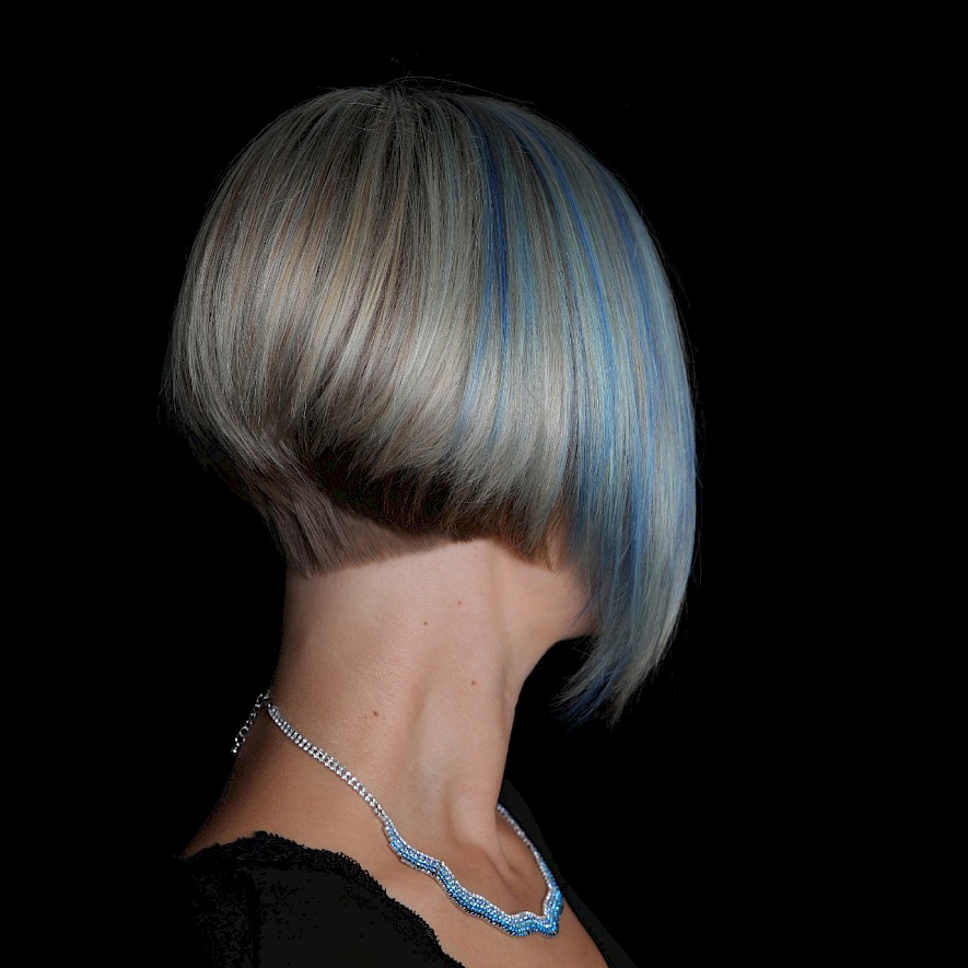Der Wunsch nach blauen Strähnen wurde umgesetzt und wir haben eine zufriedene Kundin von HAIR by SPECHT