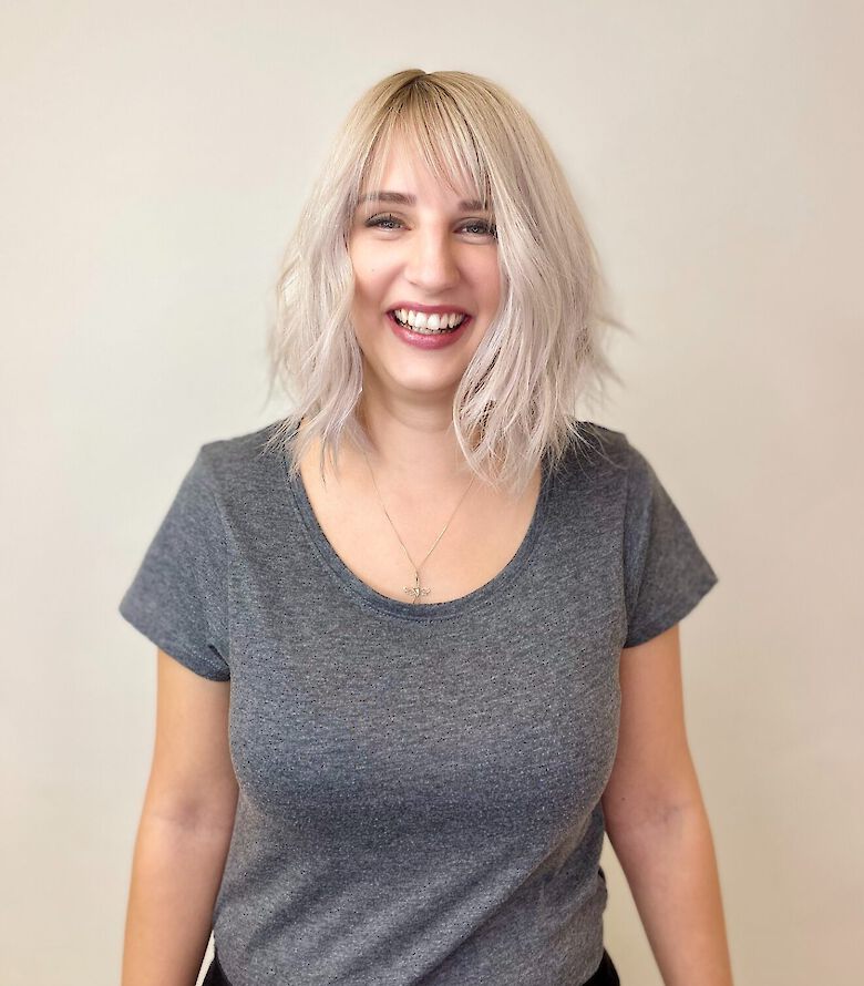 Gleiche Frau nach dem Friseurbesuch mit Lösung bei dünnem Haar und Haarverlust - dank Hairdreams.