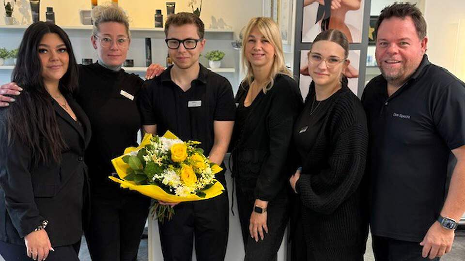 Friseurmeister Luca verstärkt Hair by Specht